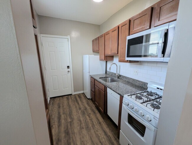 Building Photo - 5572 Clemens Ave