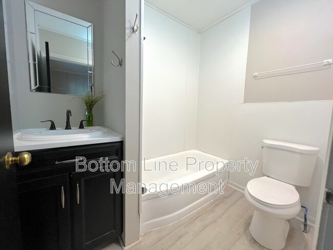 Building Photo - 613 Charlotte Ave