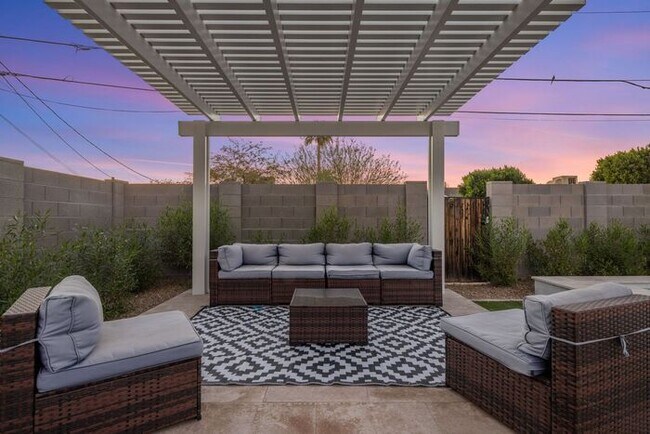 Building Photo - COMING SOON! Fully Furnished 3 Bedroom 3 Bathroom Home in Old Town Scottsdale