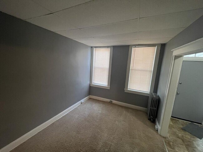 Building Photo - Big 2 bedroom home, fully rehabbed with la...