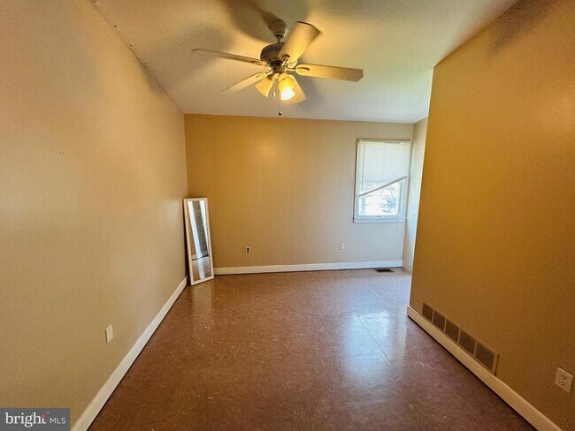Building Photo - 521 Leverington Ave