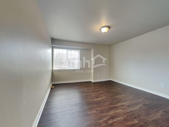 Building Photo - 1327 Whitehouse Ave