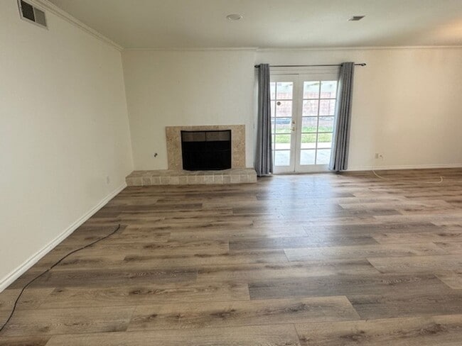 Building Photo - One story home in Simi Valley