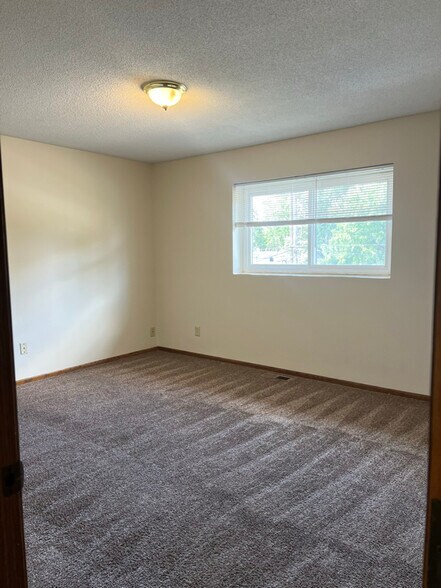 Building Photo - 1530 Larpenteur Ave E