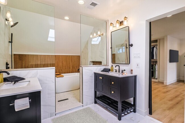 Building Photo - Chic Fully Renovated Luxury Home in the Burbank Hills!