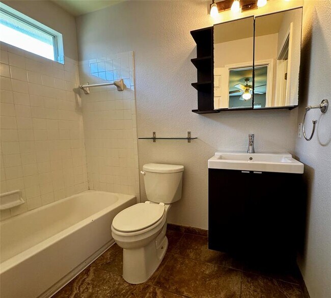 Building Photo - 14420 Cummins Way