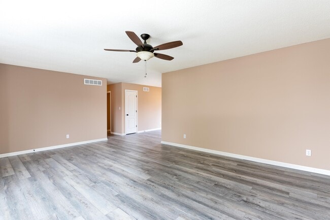 Building Photo - 1305 E Omaha Ct