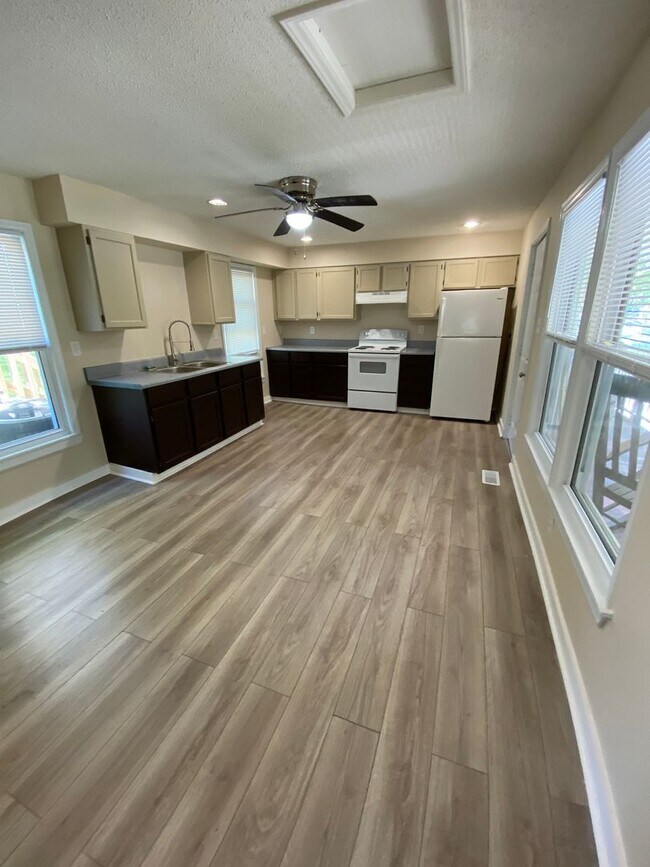 Building Photo - 1X1 Extra Large Unfurnished Unit in Historic Bridgeton NC