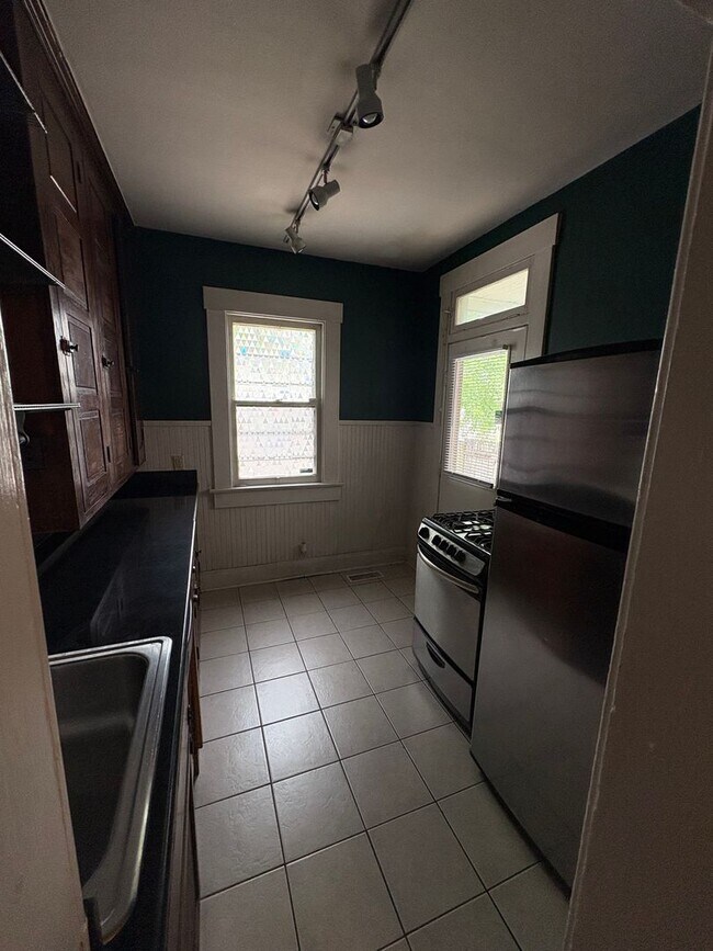 Building Photo - 2 Bedroom 1 Bathroom in German Village