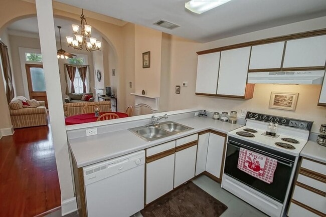 Building Photo - 1446 St Mary St