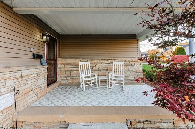 Building Photo - 670 Killarney Dr