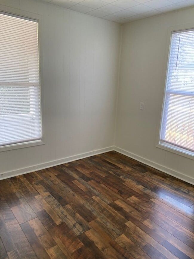 Building Photo - 27 8th Ave W