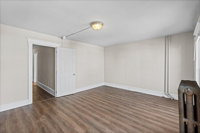 Building Photo - 204 N Broadway