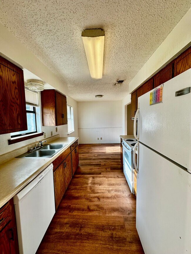 Building Photo - Bowie Trust-Mack Hollimon Duplex