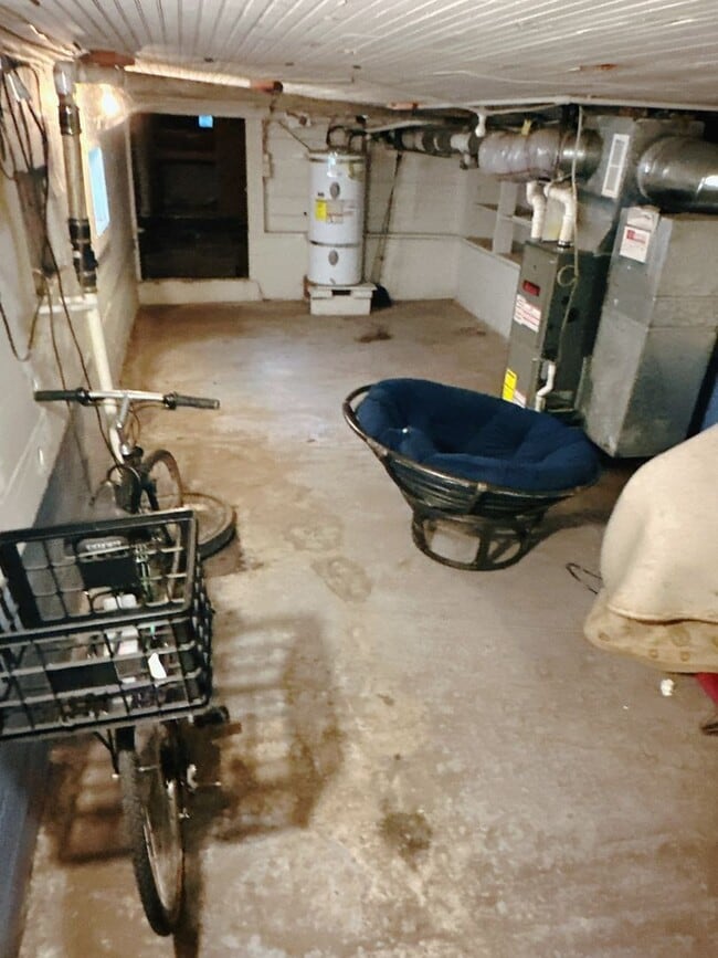 Building Photo - PRELEASE: 4 bd/1ba across from Laurel Park + near WWU