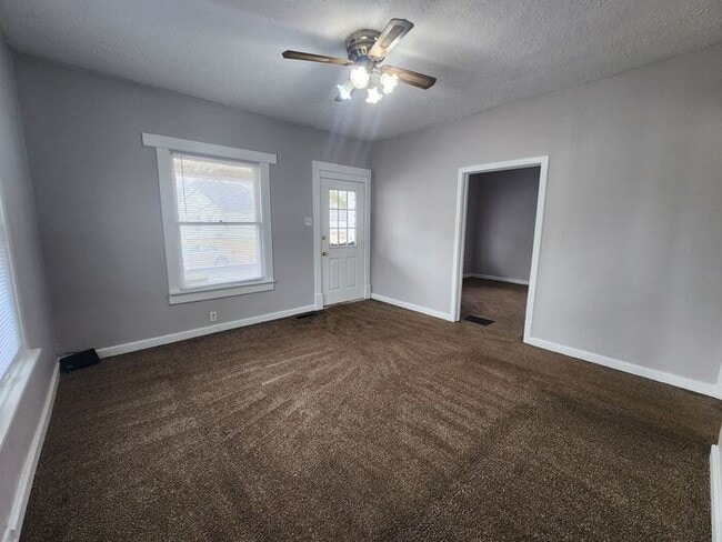 Building Photo - Charming 3-bedroom, 1-bath home with a bright living space, spacious bedrooms, and an easy-to-mai...