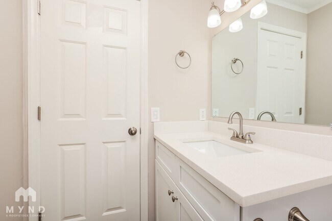Building Photo - 907 Briar Ct