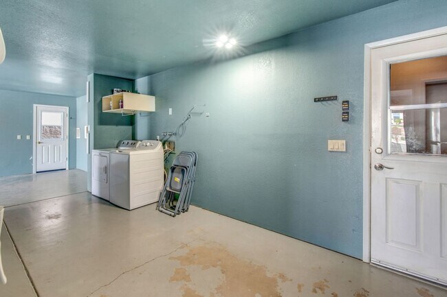 Building Photo - 1800 Burgundy Dr