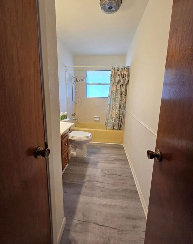 Building Photo - FOR LEASE!!