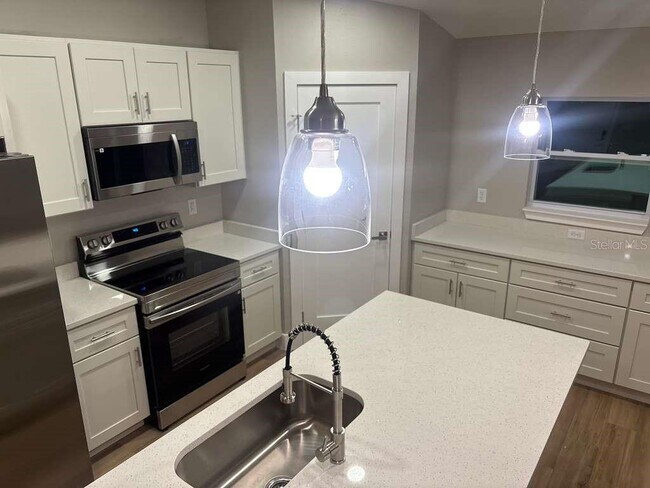 Building Photo - 1884 W Quaker Ln