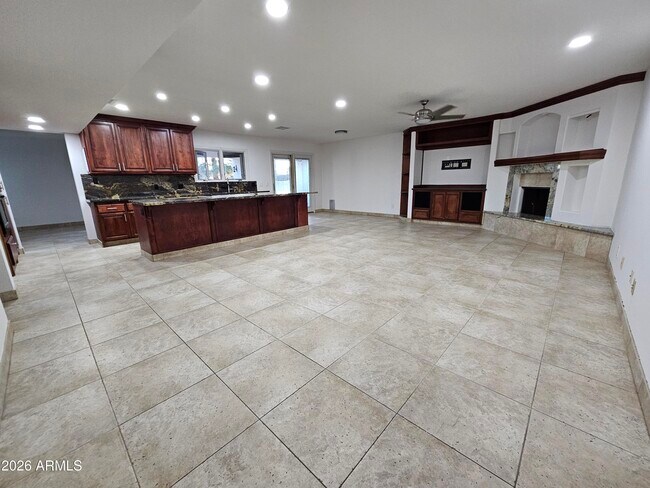 Building Photo - 4929 E Sunnyside Dr