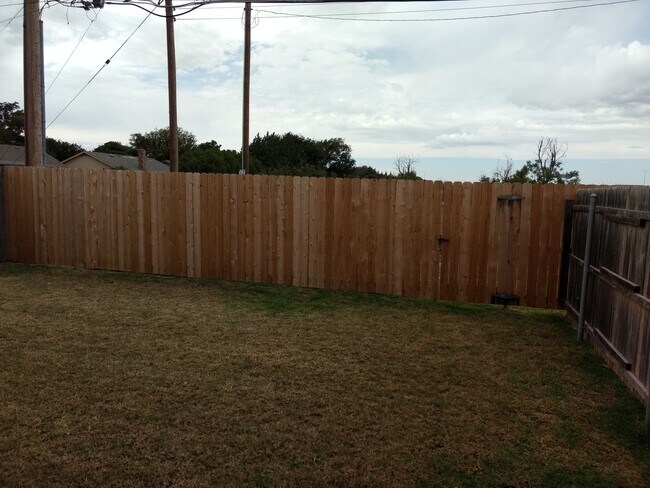 Building Photo - Updated and clean in quiet neighborhood.