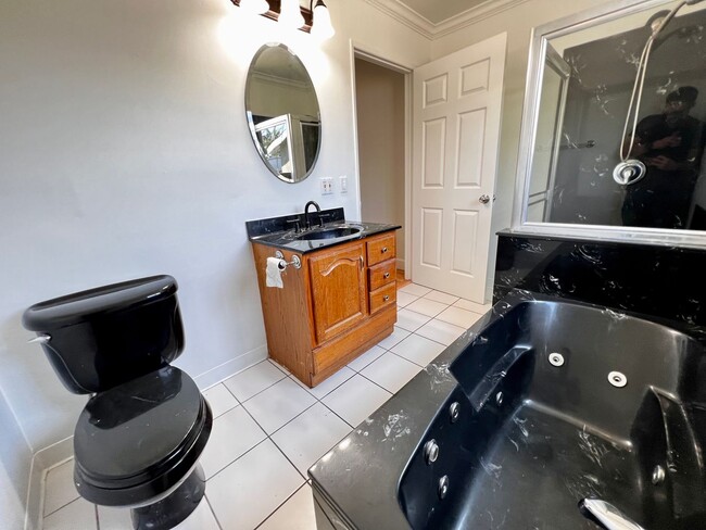 Building Photo - Single Family Home w/Garage, Yard, Fruit T...