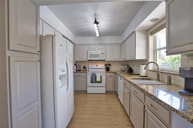 Building Photo - 556 Baffin Dr