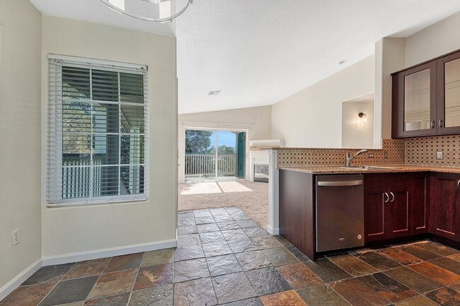 Building Photo - $2,050- 2-Bed, 2-Bath Condo in Highlands R...