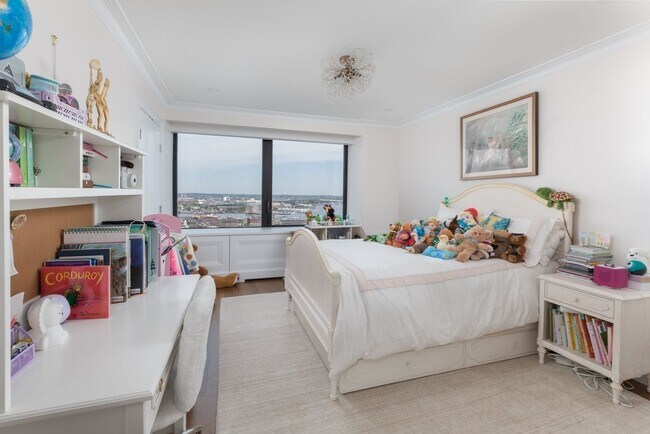 Building Photo - Penthouse Unit looking over the Harbor.... Sept 1st Move in