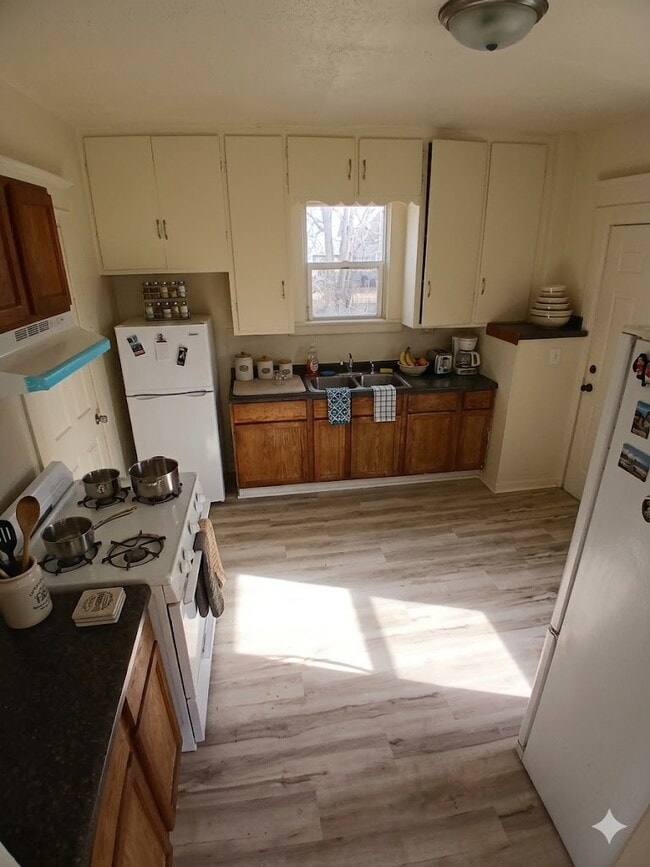 Building Photo - 231 Forest Ave