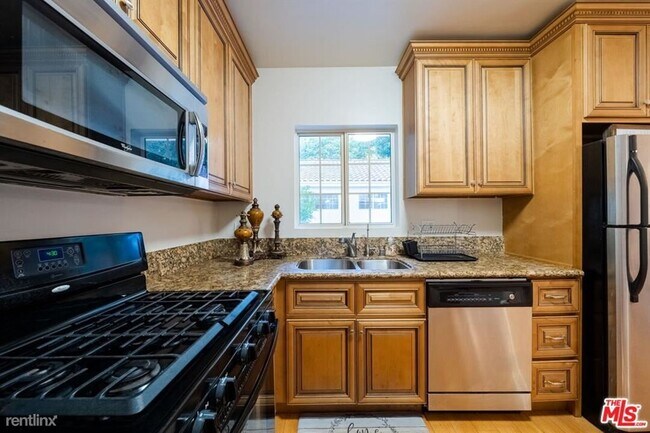 Building Photo - 2 br, 2 bath House - 8968 Wonderland Ave # 1