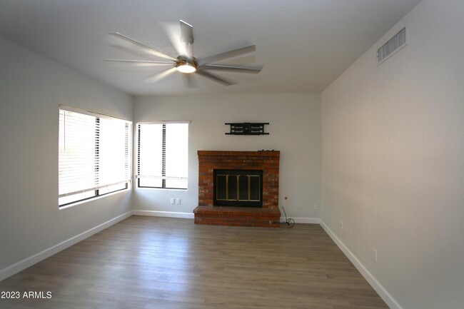 Building Photo - 924 E Manor Dr