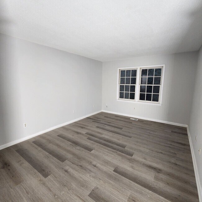 Building Photo - 3 Bedroom Townhome For Rent