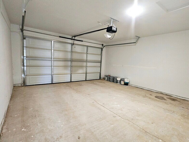 Building Photo - 1112 E 4th St