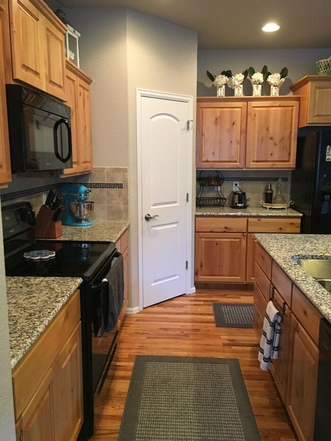 Building Photo - Stunning 3 Bed / 2.5 Bath 2-Story Home in ...
