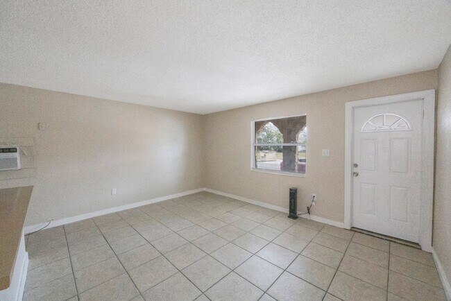 Building Photo - 1116 Upton Ct S