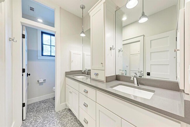 Building Photo - 1707 W St Johns Ave