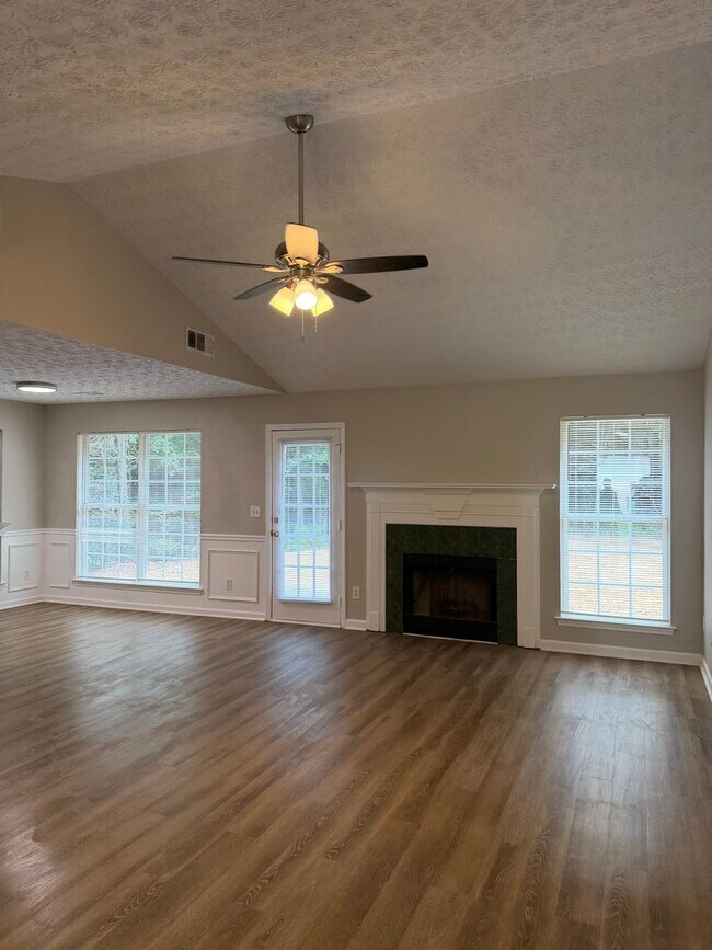 Building Photo - 3 Bedroom 2 Bathroom Ranch Home