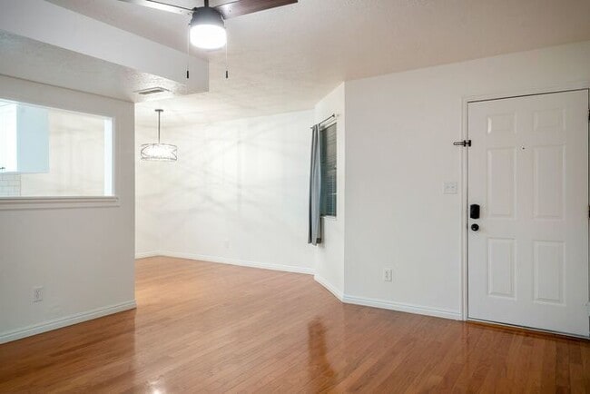 Building Photo - Top Floor Provo condo w private balcony