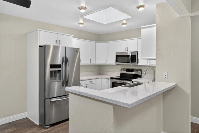Building Photo - HUNTINGTON BEACH HOME - 1.5 Miles from the Beach