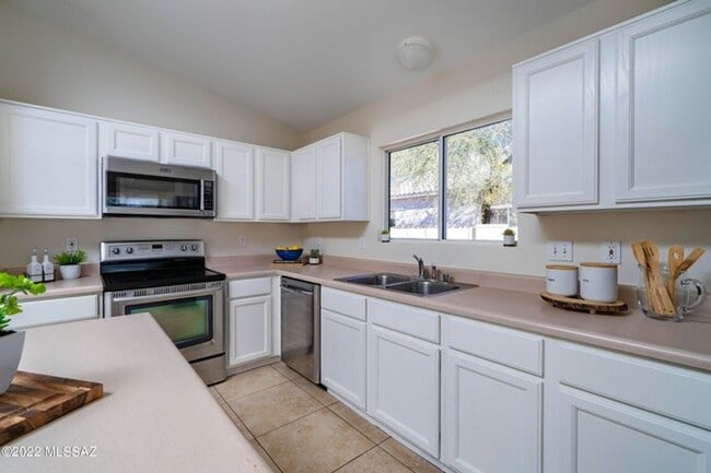 Building Photo - Sharp 3 Bedroom Northwest Home with Pool in Popular Cañada Hills