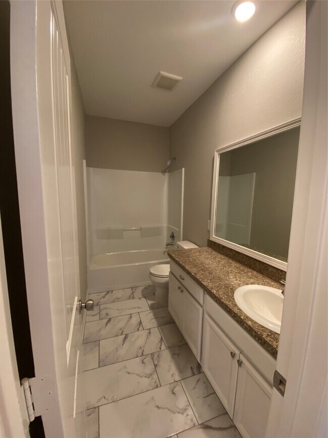 Building Photo - 16620 Merry Pines Dr