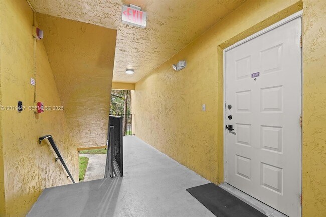 Building Photo - 3083 N Oakland Forest Dr