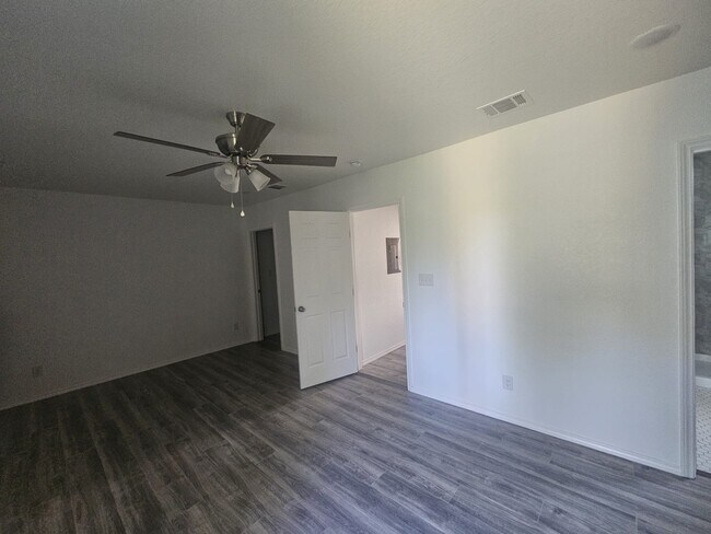 Building Photo - 923 McIlvaine