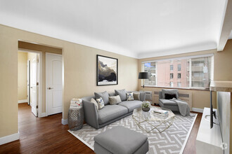 Building Photo - Stunning Updated 2BR 1BA behind Snooze!