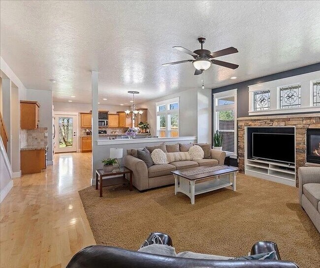 Building Photo - Gorgeous 4 bed 3 bath home in Meridian, ju...