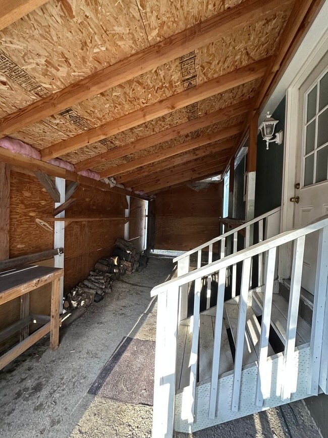 Building Photo - Adorable home in La Pine area, 1.5 acres fully fenced!!