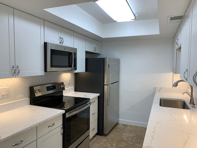 Building Photo - 8546 E Bellview St