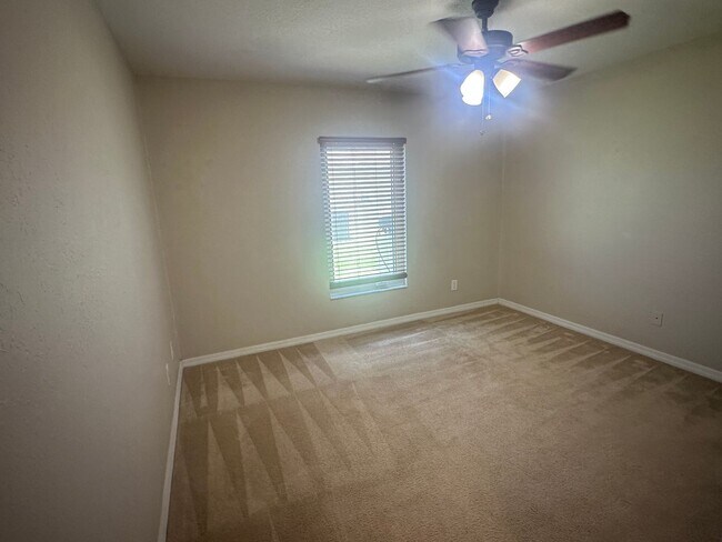 Building Photo - 4 Bedroom plus Den - 2 Bathrooms - 2 Car G...